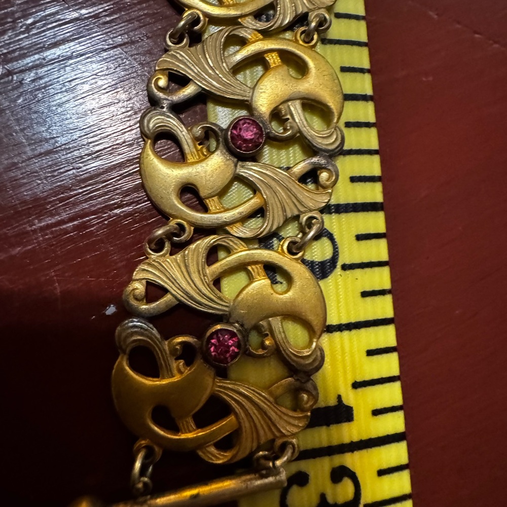BEAUTIFUL VINTAGE necklace!!! Gold tone with tiny pink sets